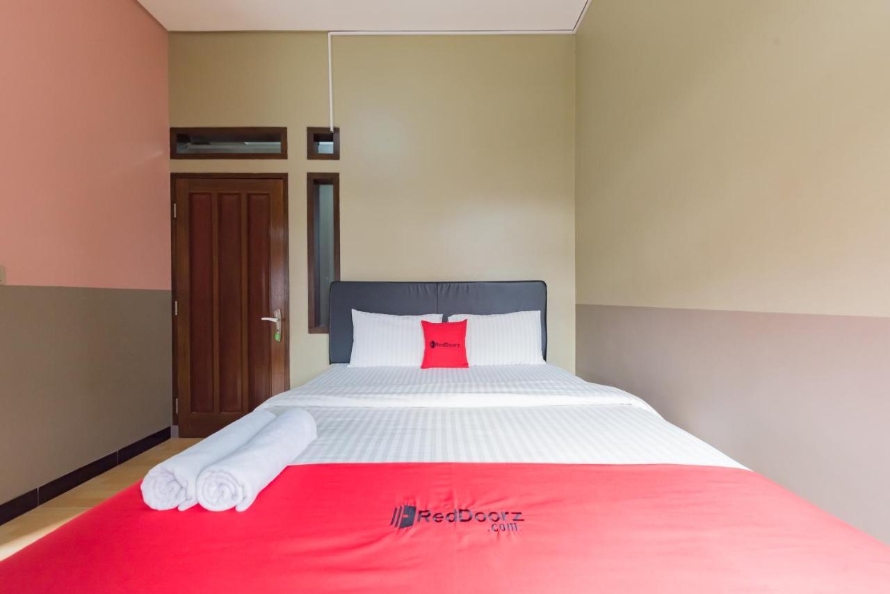Отель Reddoorz Syariah Near Politeknik Negeri Bandung Campus Cimahi Экстерьер фото