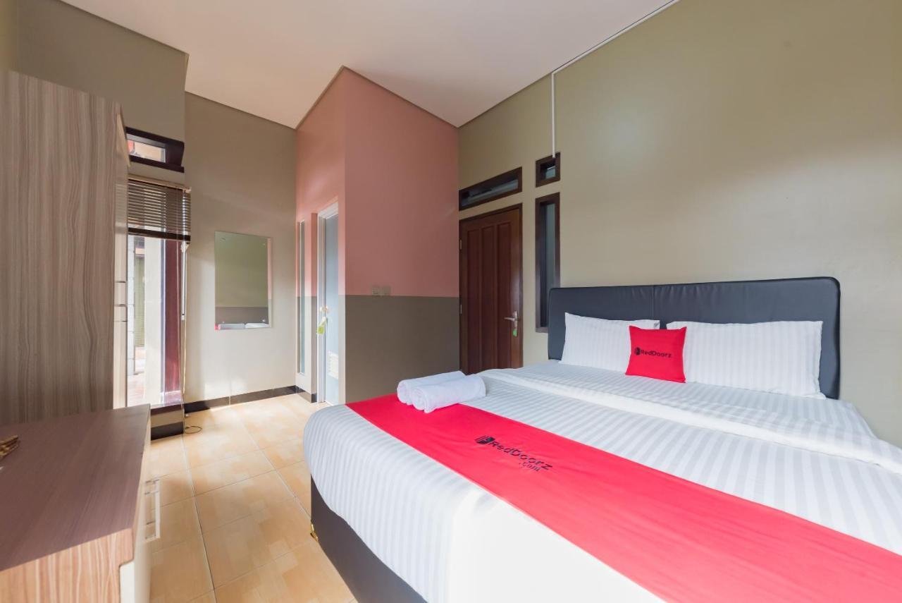 Отель Reddoorz Syariah Near Politeknik Negeri Bandung Campus Cimahi Экстерьер фото