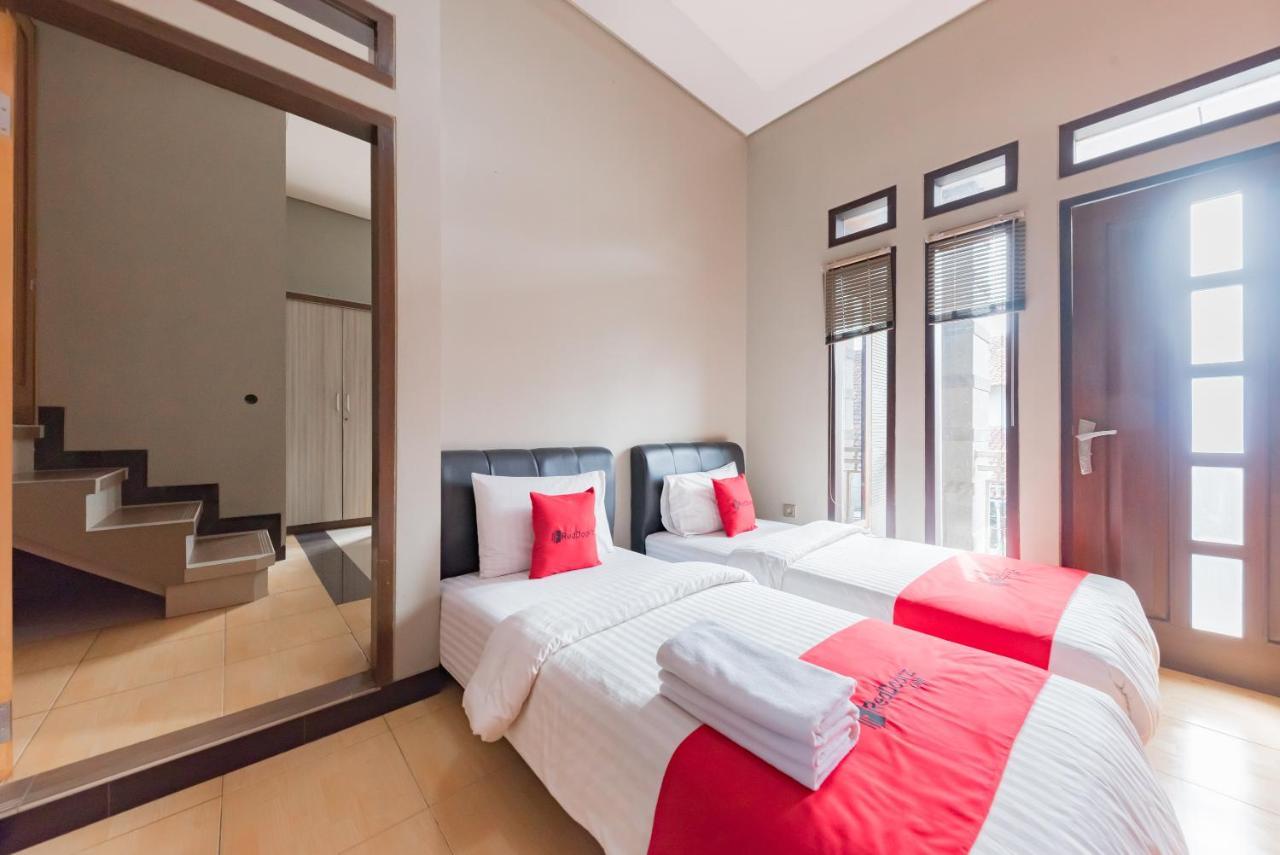 Отель Reddoorz Syariah Near Politeknik Negeri Bandung Campus Cimahi Экстерьер фото
